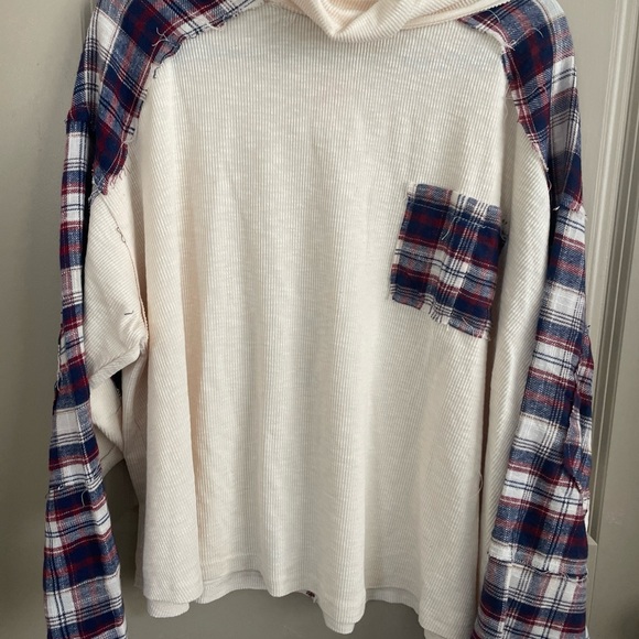 POL Ivory and Navy Plaid Long Sleeve Top - Picture 1 of 8